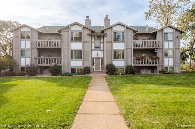 Building Photo - 8385 Pontiac Lake Rd Unit 14