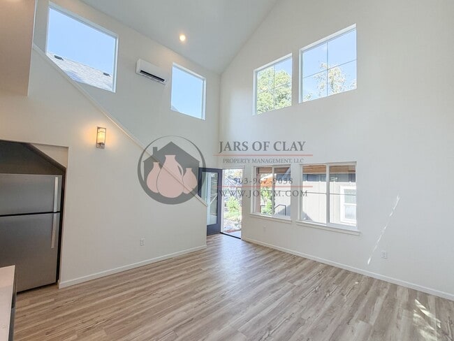 Photo - 2544 Gilbert St S