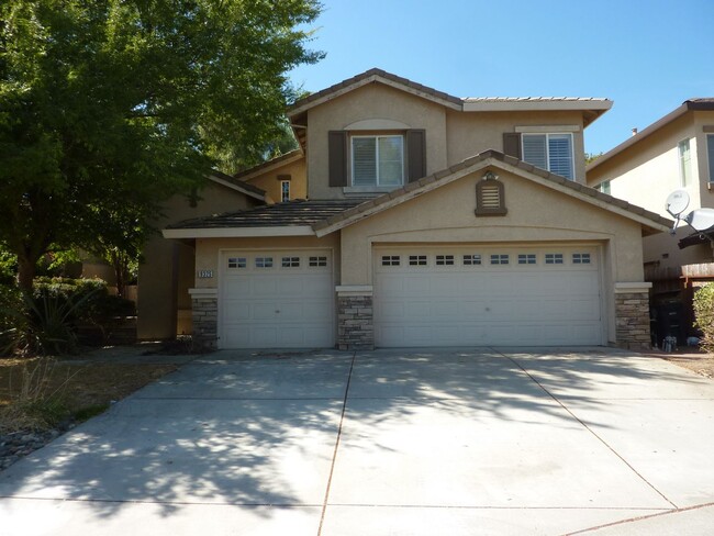 Large Two Story Home with Bonus Room, Cove... - Large Two Story Home with Bonus Room, Cove...