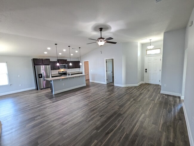 Photo - 2401 Spur Ln