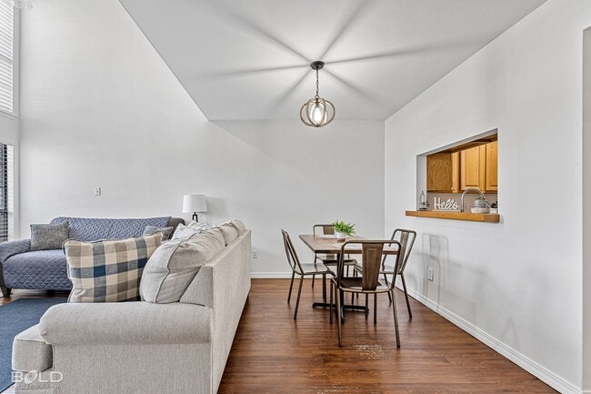 Photo - 8 Meadow Creek Dr