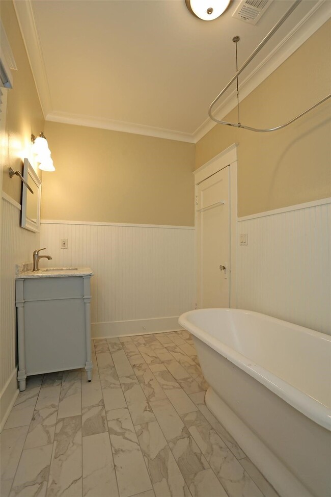 Photo - 614 W Alabama St