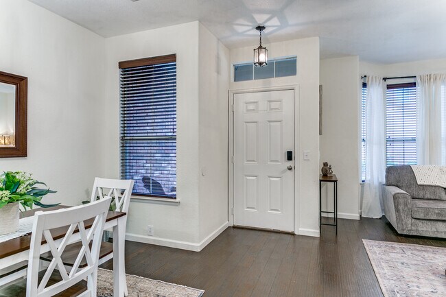 Photo - 180 Leonard St