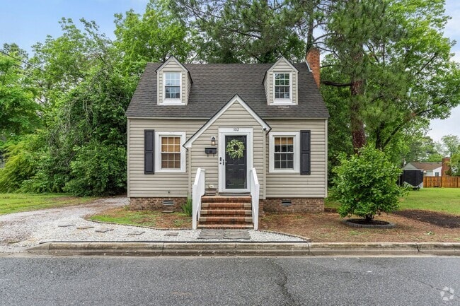 Building Photo - Updated Bungalow Close to Downtown Rental