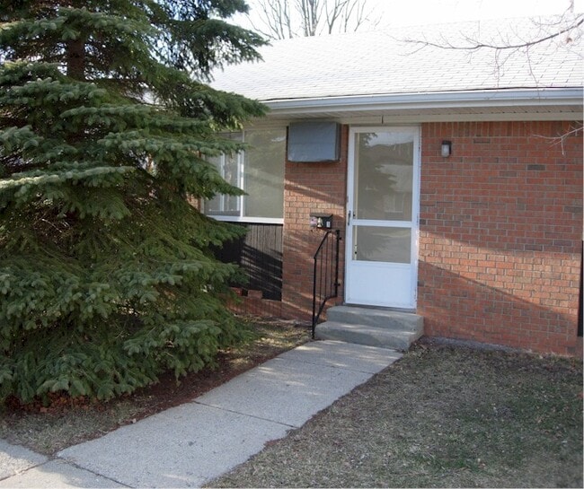 Building Photo - 647 Middle Ct Unit 15