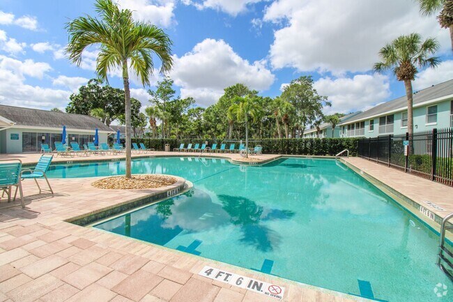 Building Photo - 2/2 REMODELED UNFURNISHED CONDO 1ST FLOOR ... Unit 104
