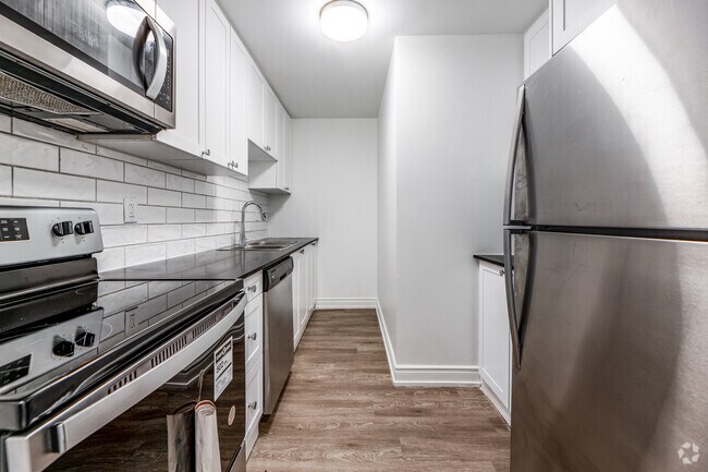 2BR, 1BA - 931SF - Kitchen