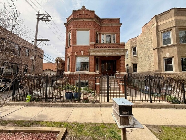 Building Photo - 2414 N Spaulding Ave Unit 2f