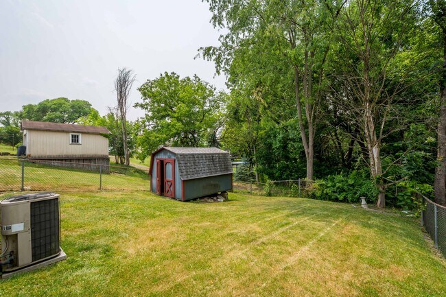 Photo - AVAILABLE MAY 1ST! GORGEOUS 3 BEDROOM IN CARNEGIE!!