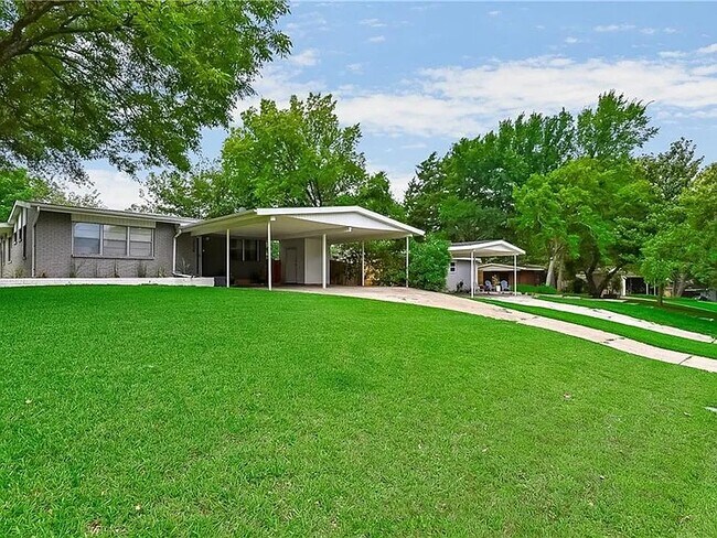 Building Photo - 2124 Forest Oaks Dr Rental