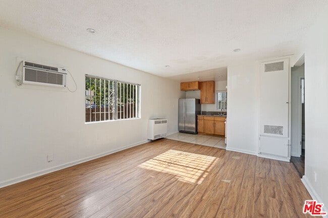 Building Photo - 1857 W 24th St Unit 1