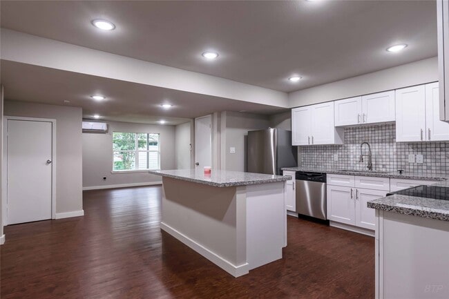 Photo - 11933 Beechnut St Unidad True