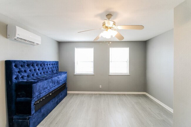 Photo - 610 Avenue H Unit 5