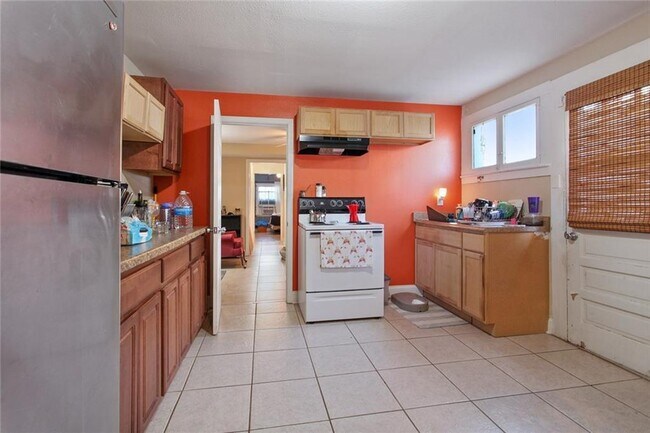 Kitchen - 4224 Walmsley Ave Unit Apt B