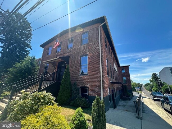 Photo - 820 W Market St Apartment Unit 2B