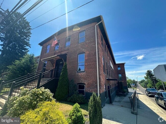 Building Photo - 820 W Market St Unit 2B Rental