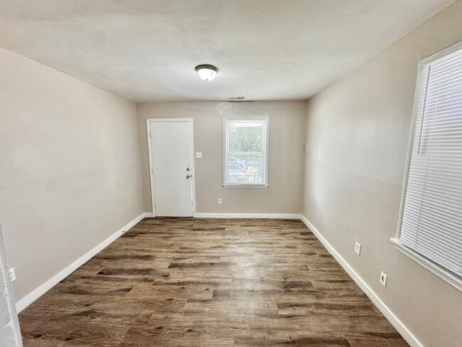 Photo - 1290 N McNeil St