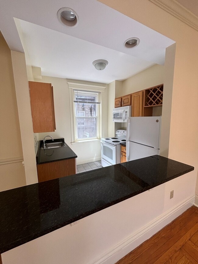 Building Photo - 16 Queensberry St Unit 16-12 Rental