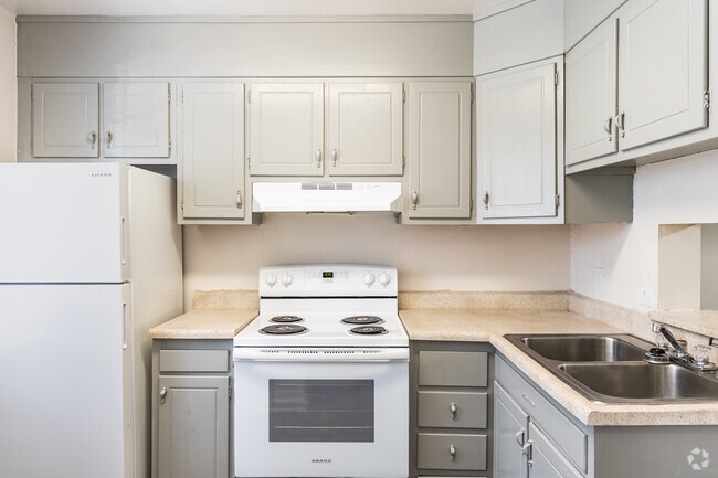 2 habitaciones, 1 baño - 560 pies cuadrados - Cocina - Southgate Manor Apartments