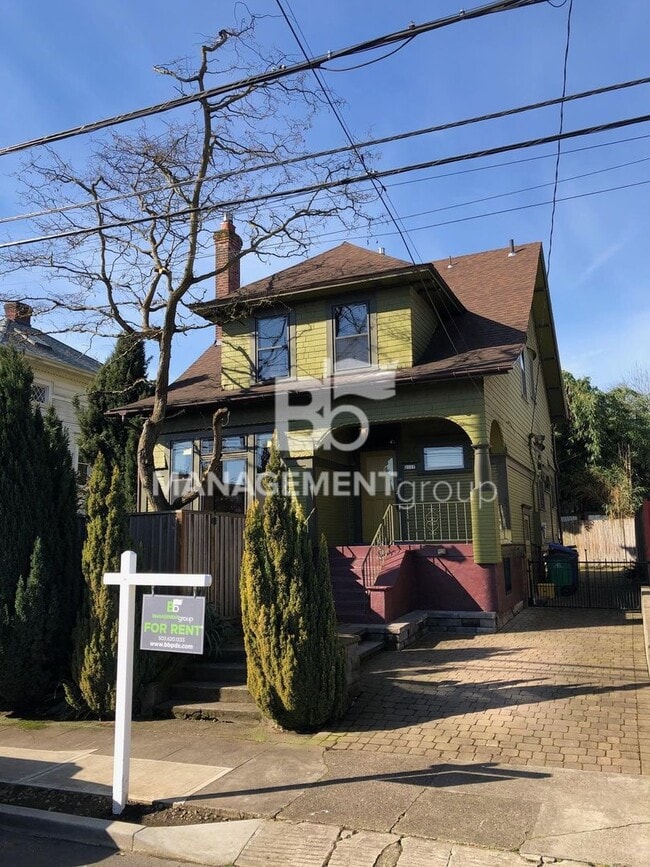 Close-In NE Portland Victorian Offers Per... - Close-In NE Portland Victorian Offers  Per... House