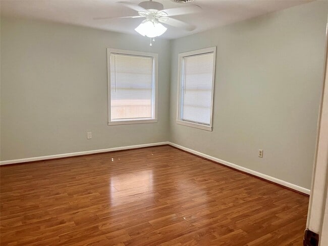 Photo - 2005 2nd St N