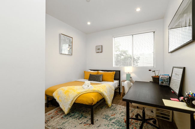 Photo - 953 Normandie Ave Unidad 204