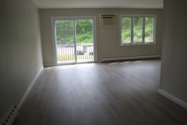 Living room - 85 Old Town Rd Unit Vernon Condo Rental