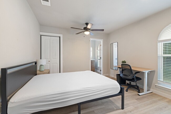 Building Photo - 1910 N Floyd Rd Unit 1910