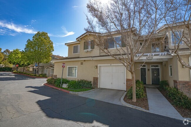 Building Photo - 2 Bedroom Townhome in Santa Clarita!