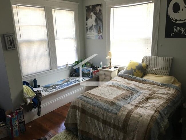 Building Photo - Brighton 3-bed/1-bath; Great Location on the B Line!