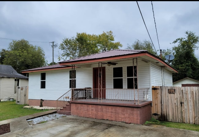 Building Photo - 3-Bedroom Home with Gated Backyard – Close...