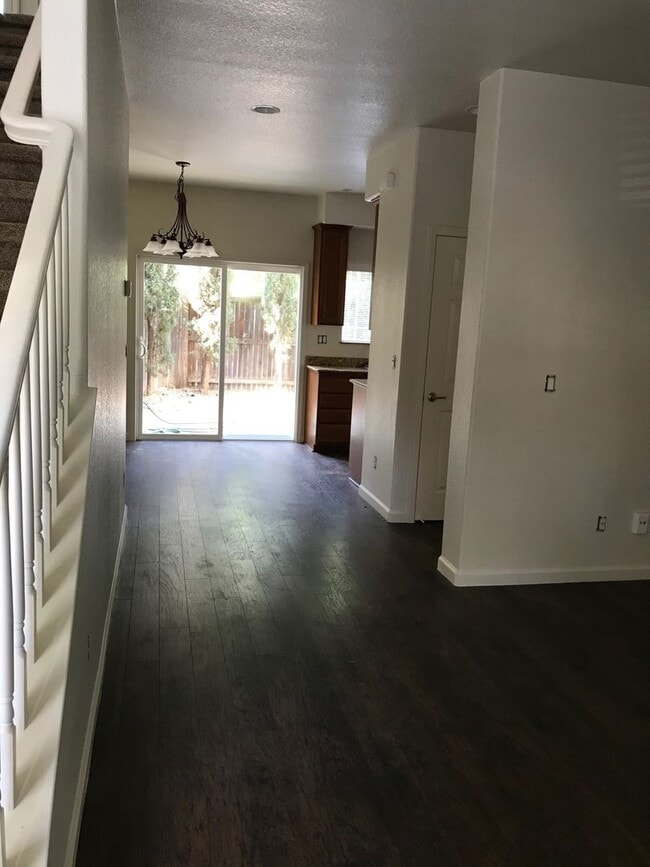 Photo - 3 Bedroom Home Close to Gym and Shopping-$...