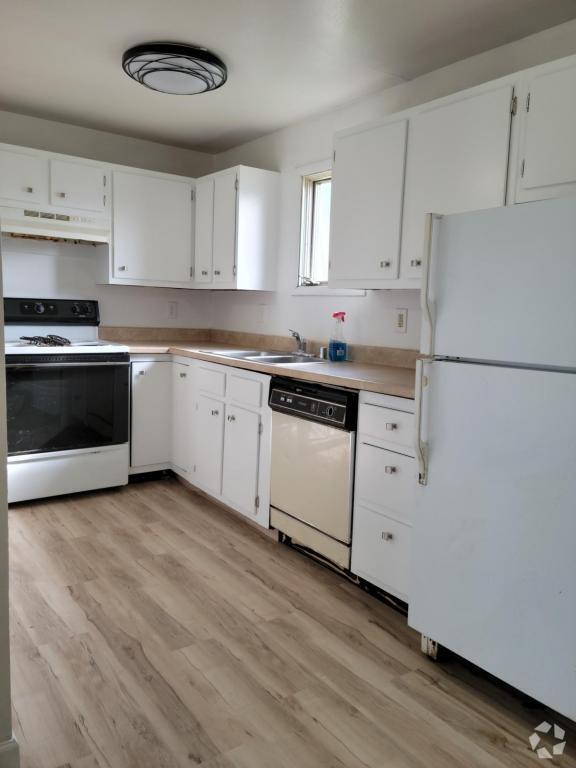 Building Photo - 2213 Lathrop St Rental