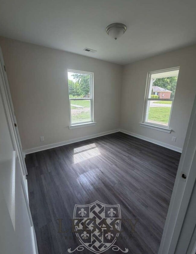 Photo - 214 W Lokey Ave