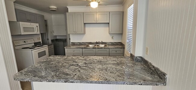 Building Photo - 212 Dogwood Dr N