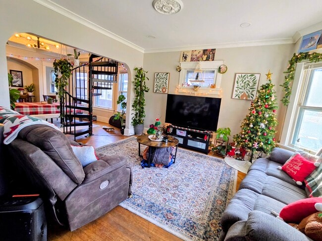 Building Photo - 3022 N Frederick Ave Unit 2