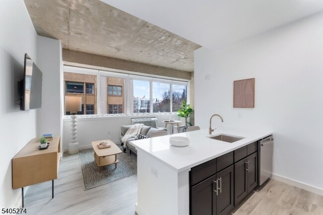 Building Photo - 10 Commerce Ct Unit 3G