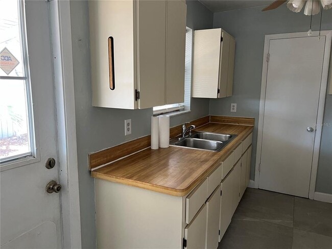 Photo - 21130 Gladis Ave