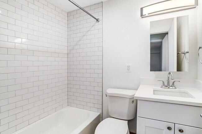 Photo - 4465 MacArthur Blvd NW Unidad 8