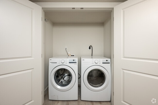 2BR, 2BA - 634SF - Laundry - Revive 318