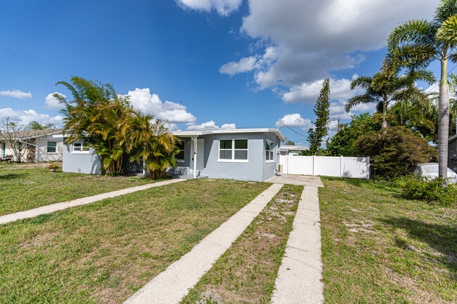 Photo - 3208 Pinetree St