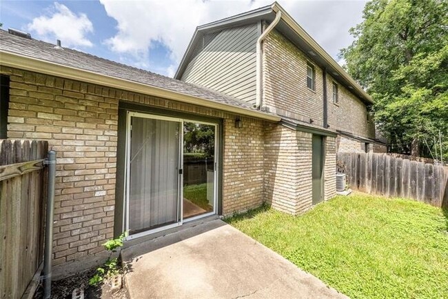 Photo - 1015 E Yager Ln