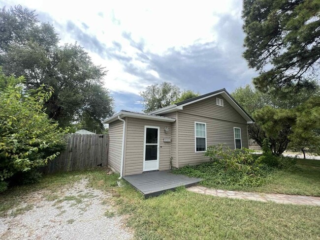Charming 2 bedroom, 1 bathroom home with f... - Charming 2 bedroom, 1 bathroom home with f...