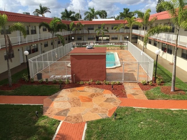 Pool - Tahiti Gardens Apartments