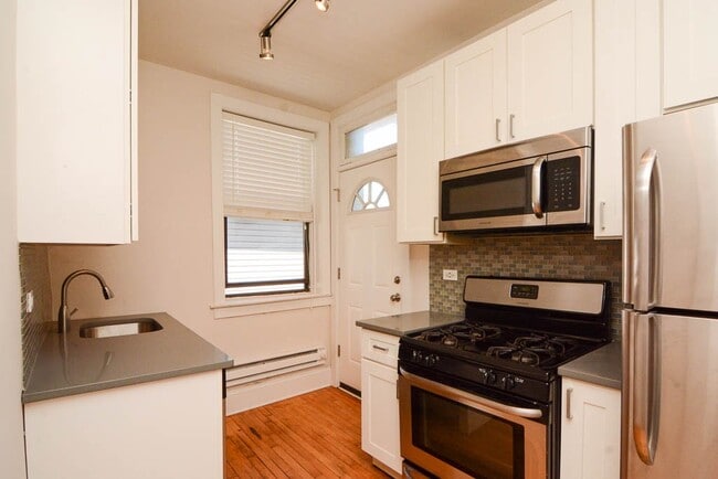 Building Photo - 2328 N Rockwell St Unit 3C