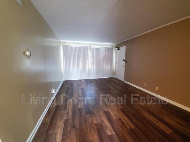 Photo - 305 S 47th St