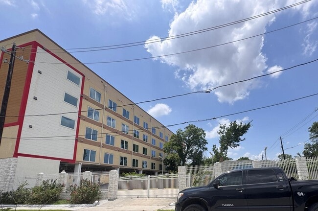 Building Photo - 3477 Reeves St Unit 4W Rental