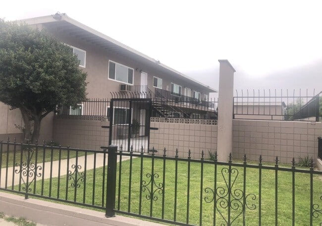 Building Photo - 5461 Kingsley St