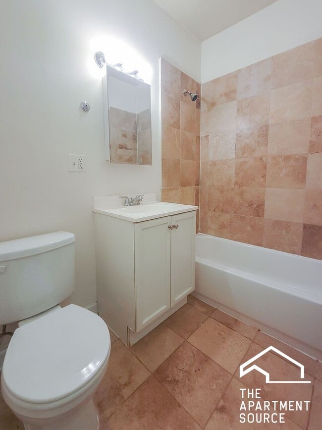 Photo - 3916 N Pine Grove Ave Unit 1W