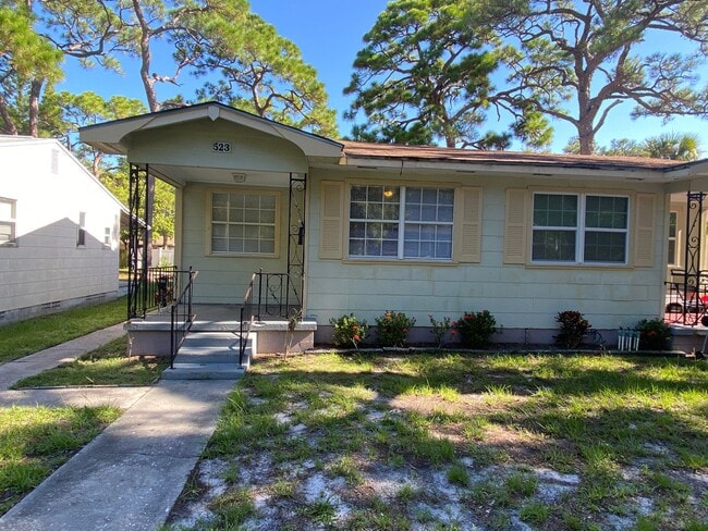 Humble Two Bedroom Duplex Unit - Humble Two Bedroom Duplex House Unit